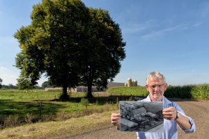 In de hand de traditionele ontginningsboerderij (1950) waar de spreker geboren is, rond 2010 plaatsgemaakt voor een varkensstal.