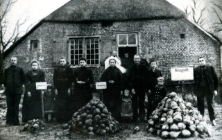 Boeren beproeven kunstmest. In de deuropening de grootvader van de spreker.